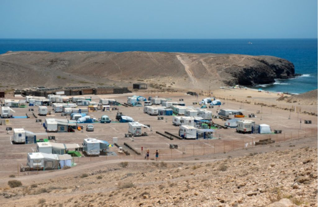 Calas de Papagayo, junto al Área de Acampada de Papagayo, en el sur de Lanzarote