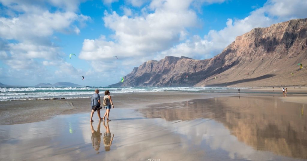 Playa de Famara, una de las zonas del norte de Lanzarote para dormir en autocaravana